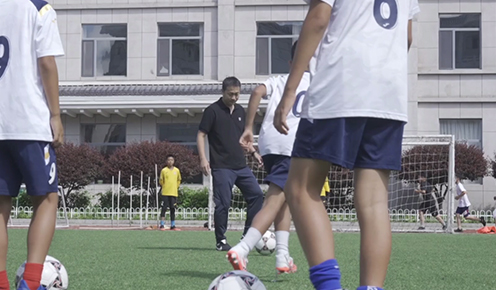 国脚走进中国青少年足球联赛公益行 王新欣在延吉建工小学足球队跟孩子们快乐足球