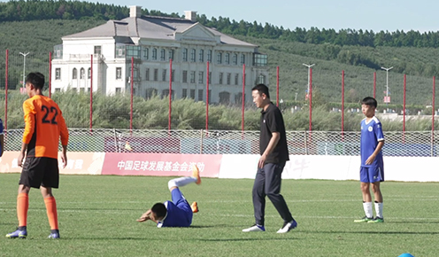 国脚走进中国青少年足球联赛公益行 探访重庆青训八中