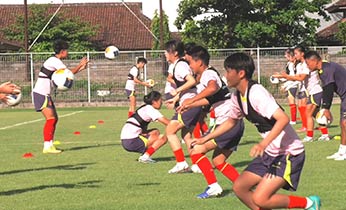 中国U-17女子国家足球队在库塔训练场进行了首堂训练课